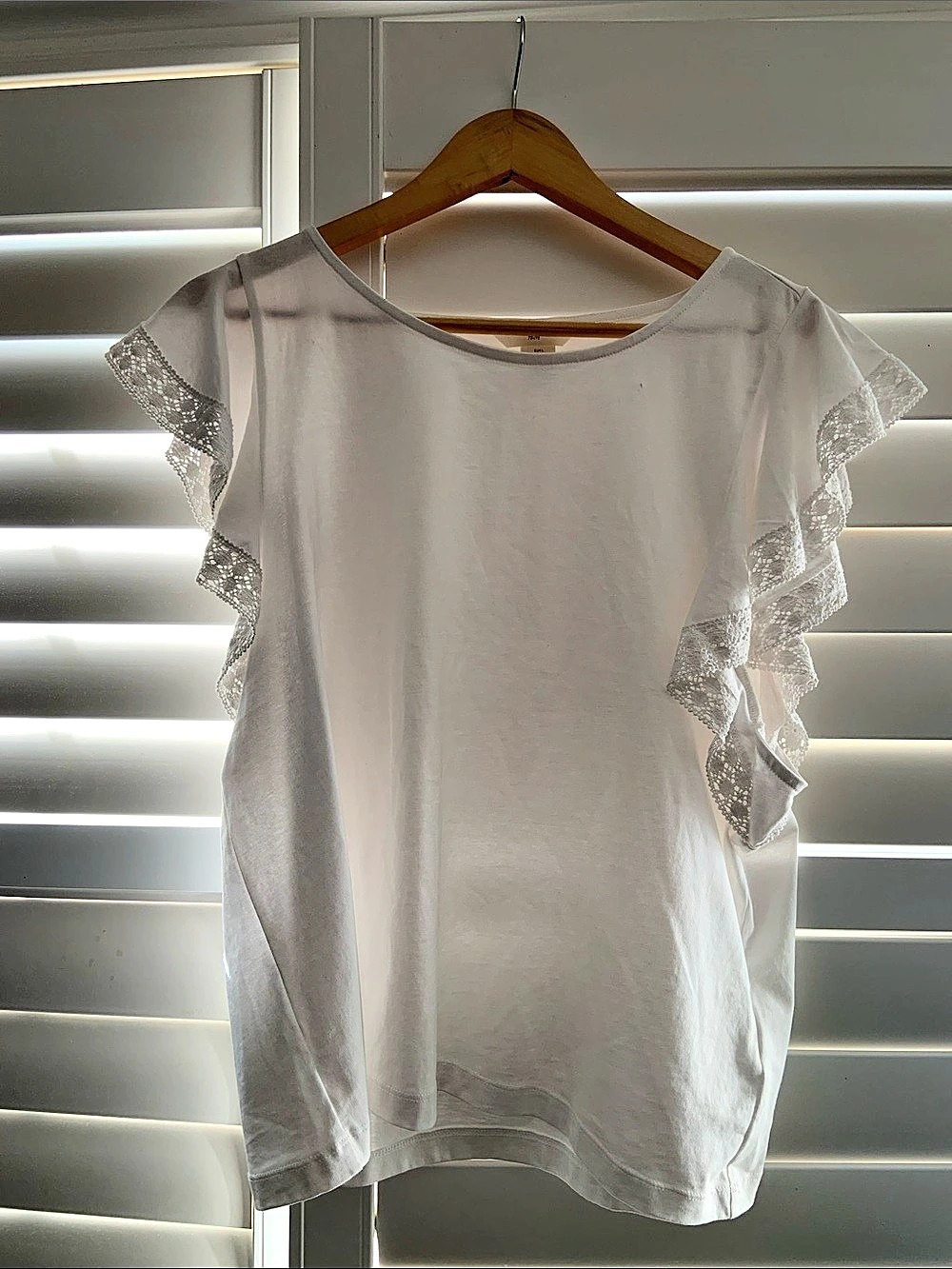 H&M Ruffle Sleeve Top in White Large Like New